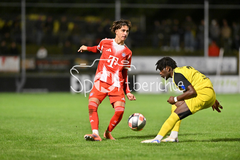 DJK Vilzing - FC Bayern Amateure | im Duell Adin LICINA (FC Bayern München II #7) und Alexis FAMBO (DJK VIlzing 3) / Zweikampf / Regionalliga Bayern: DJK Vilzing - FC Bayern Amateure; Manfred-Zollner Stadion am 23.09.2025
