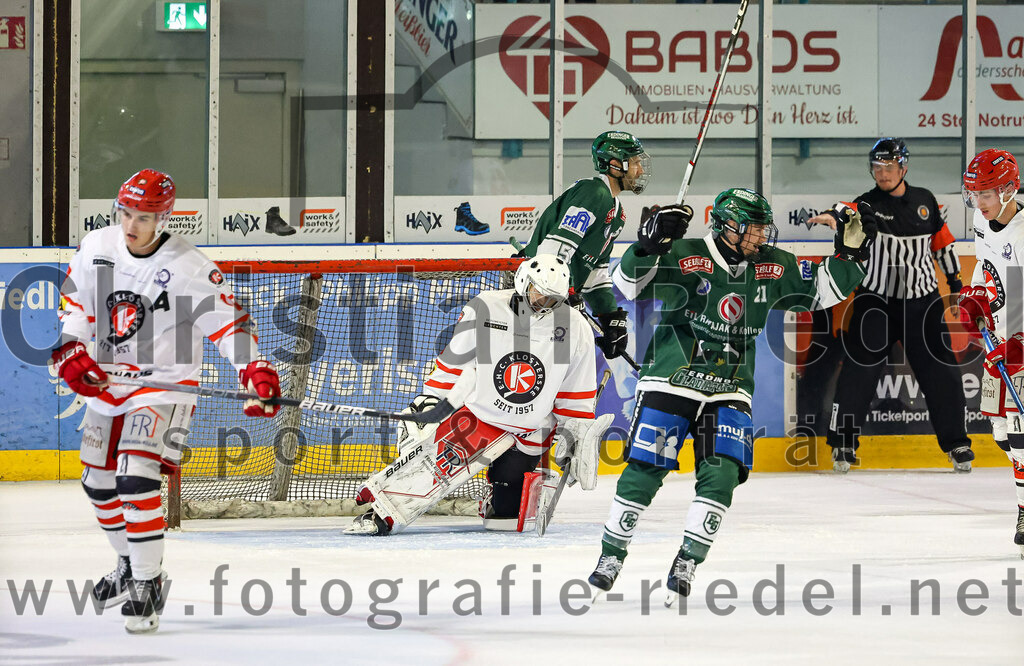 2023-09-10_114_TSV_Erding_gegen_EHC_Klostersee | Erding, Deutschland, 10.09.2023:
Eishockey, Bayernliga 2023 / 2024, Testspiel, TSV Erding gegen EHC Klostersee, Endergebnis: 10:1

Jubel nach dem 3:0
Torwart Daniel Arendas (EHC Klostersee, #3), Erik Modlmayr (Erding Gladiators, #21)

Foto: Christian Riedel / fotografie-riedel.net