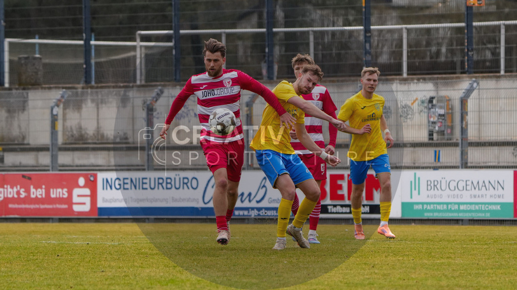 Fußball, Herren, Saison 2025/2026, Regionalliga Nordost, 26. Spieltag, FSV 63 Luckenwalde vs. Greifswalder FC, Samstag 14.03.2026, Werner-Seelenbinder-Stadion Luckenwalde, | Fußball, Herren, Saison 2025/2026, Regionalliga Nordost, 26. Spieltag, FSV 63 Luckenwalde vs. Greifswalder FC, Samstag 14.03.2026, Werner-Seelenbinder-Stadion Luckenwalde, Im Bild: Lukas Lämmel (l. Greifswald) und Phil Butendeich (r. Luckenwalde) - Realisiert mit Pictrs.com