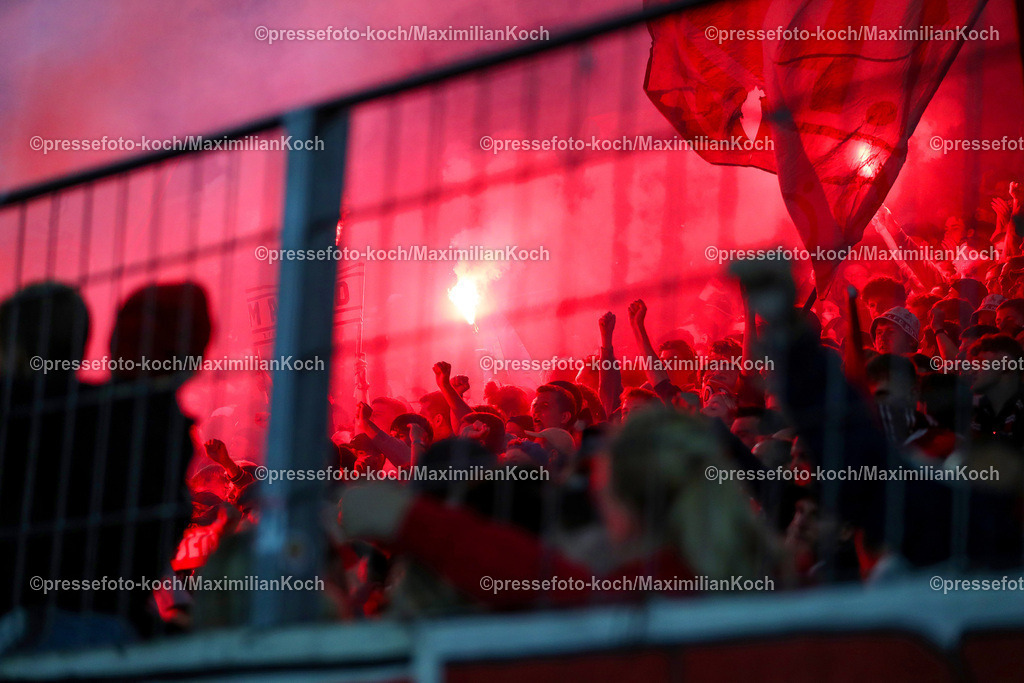 Koe14092401024 | 14.09.2024, 2. Fußball Bundesliga, 1. FC Köln - 1. FC Magdeburg, RheinEnergieSTADION, Saison 2024 2025: Die Ultras Kölner zünden bengalisches Feuer Feuerwekrskörper Bengalos Rauchtöpfe Choreografie Choreo DFB regulations prohibit any use of photographs as image sequences and or quasi-video.