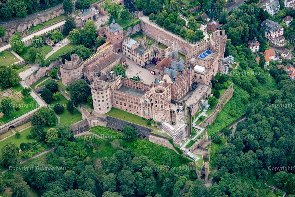 DSC_3537 | Luftbild des Heidelberger Schlosses, eines der bekanntesten Wahrzeichen Deutschlands. Hoch über der Altstadt von Heidelberg gelegen, thront die imposante Schlossruine am Hang des Königstuhls und bietet einen spektakulären Blick auf das Neckartal. Die Kombination aus historischer Architektur, weitläufiger Schlossanlage und der malerischen Altstadt macht das Heidelberger Schloss zu einem der beliebtesten Fotomotive in Baden-Württemberg.Die Aufnahme aus der Luft zeigt eindrucksvoll die Dimensionen der Anlage sowie ihre einzigartige Lage über dem Neckar und der Altstadt. Das Heidelberger Schloss steht sinnbildlich für Romantik, Geschichte und Kultur und zieht Besucher aus aller Welt an. Dieses Bild eignet sich ideal als Wandbild oder für redaktionelle Beiträge über Heidelberg und die Kurpfalz.