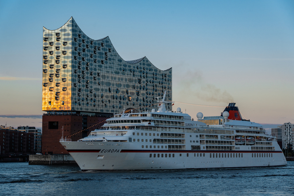 MS Europa vor der Elbphilharmonie | Luxusliner im Hamburger Hafen. Das Kreuzfahrtschiff MS Europa bei der Vorbeifahrt an der Elbphilharmonie im Abendlicht - Realisiert mit Pictrs.com