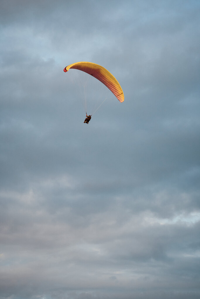 CS-240518-2670-1 | Gleitschirmflieger an der Steilküste im Abendlicht