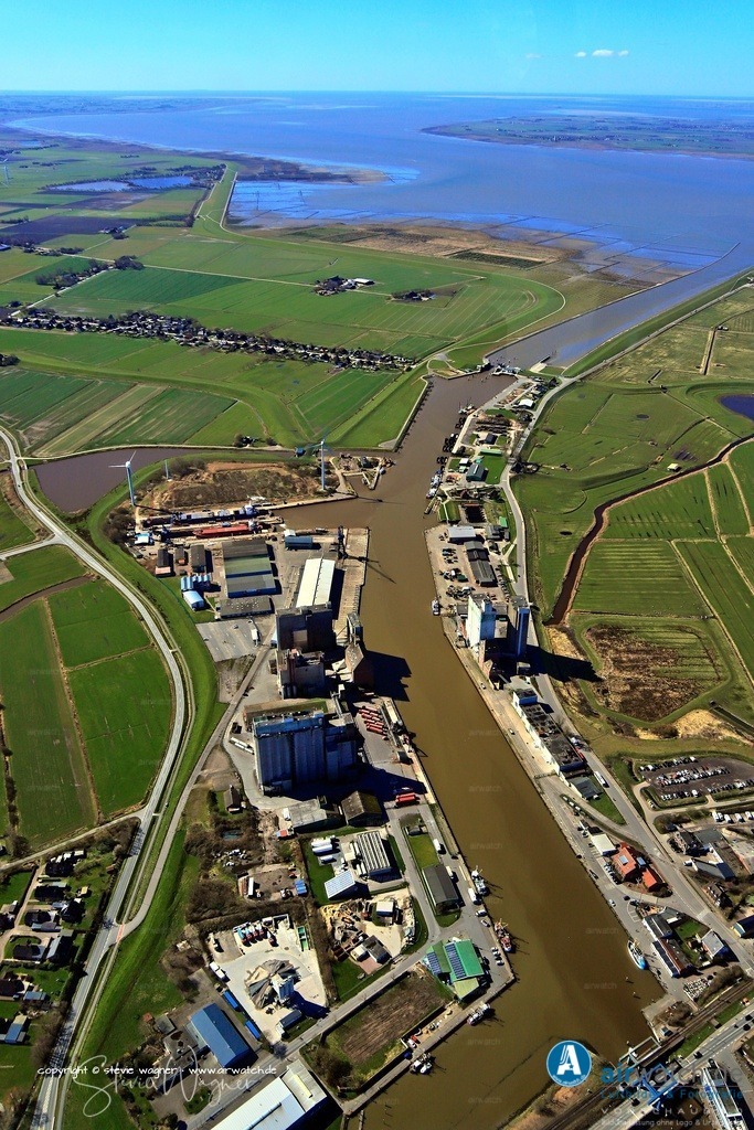 Luftbild Nordsee, Husum, Aussenhafen, ATR-Landhandel, Husumer Dock and Repair | Entdecken Sie atemberaubende Luftbilder und Fotografien auf airwatch.de - Tauchen Sie ein in eine Welt voller faszinierender Aufnahmen aus der Vogelperspektive.