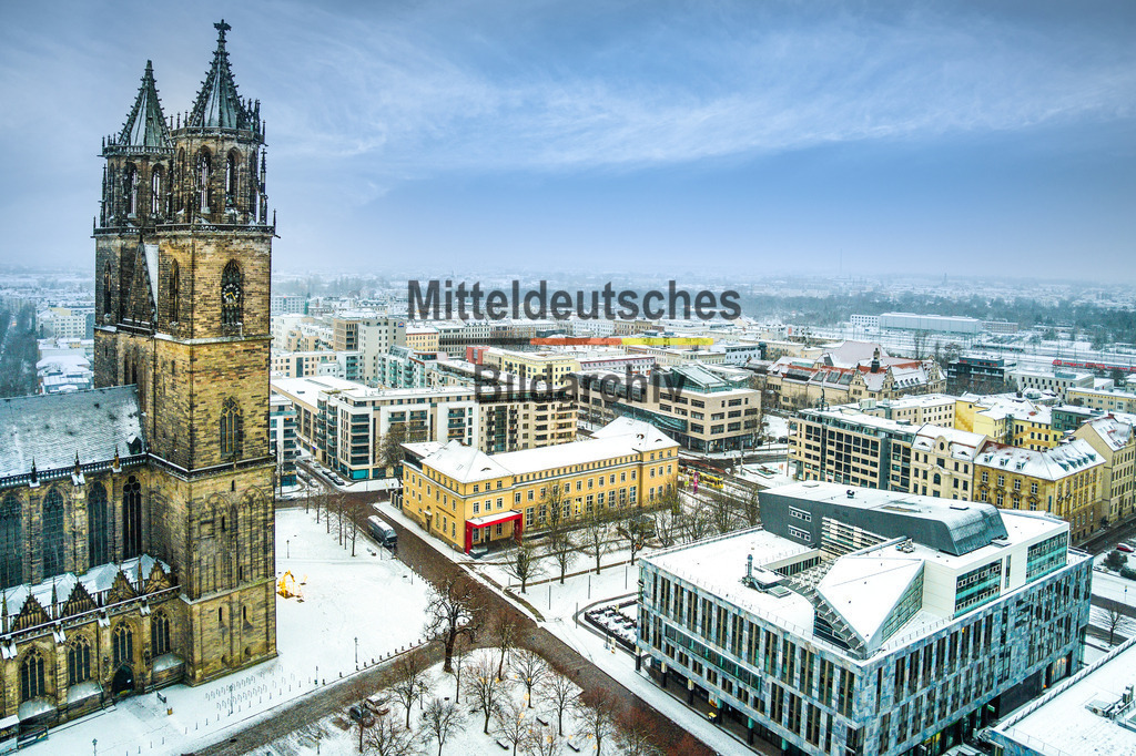 Magdeburg Winter Nord LB Dommuseum Ottonianum Schnee-0022 | Im November 2018 wurde vis-a-vis vom Magdeburger Dom das Dommuseum Ottonianum eröffnet. Historische und zahlreiche archäologische Objekte lassen die mittelalterliche Geschichte des Doms fast greifbar werden. Doch das Gebäude selbst wurde bereits im Jahr 1923 eröffnet und beherbergte jahrzehntelang die Filiale der Reichs-/Staatsbank mit einem der sichersten Tresore Deutschlands. - Realisiert mit Pictrs.com