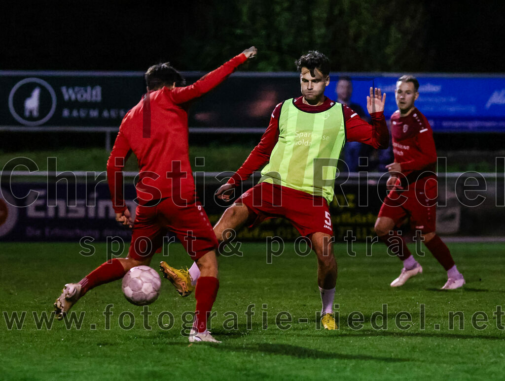 2023-10-27_006_VfB_Hallbergmoos_gegen_FC_Schwaig | Hallbergmoos, Deutschland, 27.10.2023:
Fußball, Landesliga Südost 2023 / 2024, 18. Spieltag, VfB Hallbergmoos gegen FC Schwaig, Endergebnis: 2:3

David Lucksch (VfB Hallbergmoos, #38), Jonas Mayr (VfB Hallbergmoos, #5)

Foto: Christian Riedel / fotografie-riedel.net