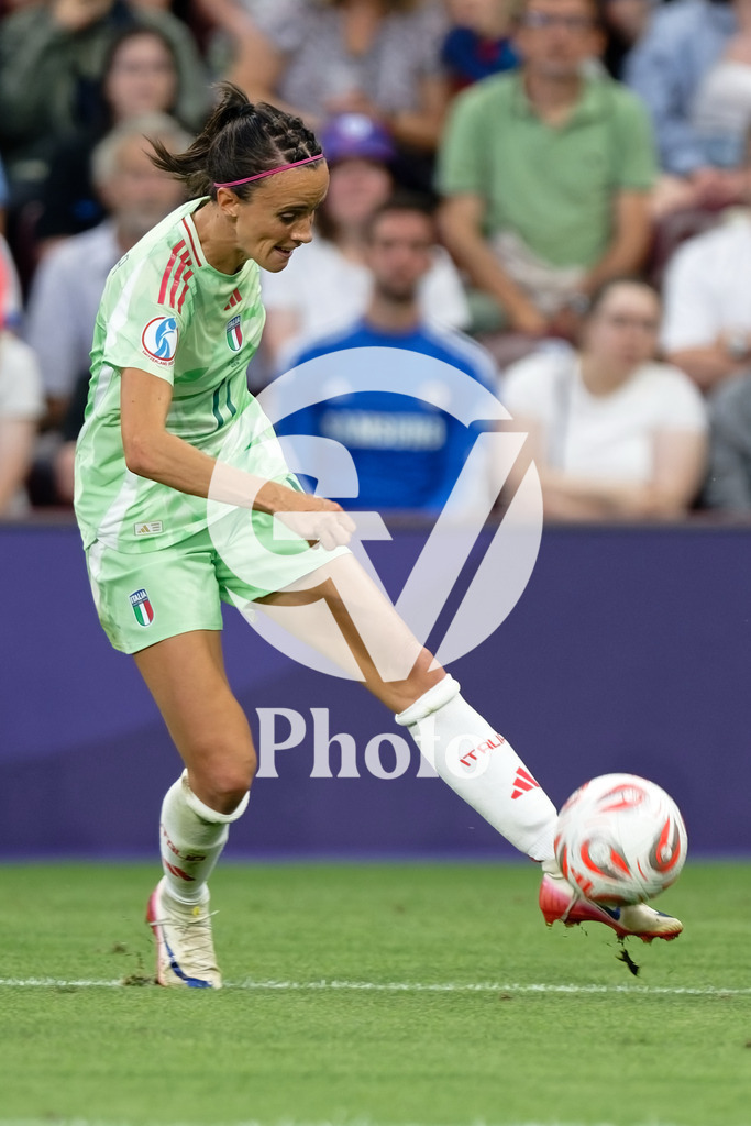 England v Italy - UEFA Women's EURO 2025 Semi-Final | GENEVA, SWITZERLAND - JULY 22:  Barbara Bonansea of Italy shoots  during the UEFA Women's EURO 2025 Semi-Final match between England and Italy at Stade de Geneve on July 22, 2025 in Geneva, Switzerland. (Photo by Giuseppe Velletri/Sports Press Photo/Getty Images)