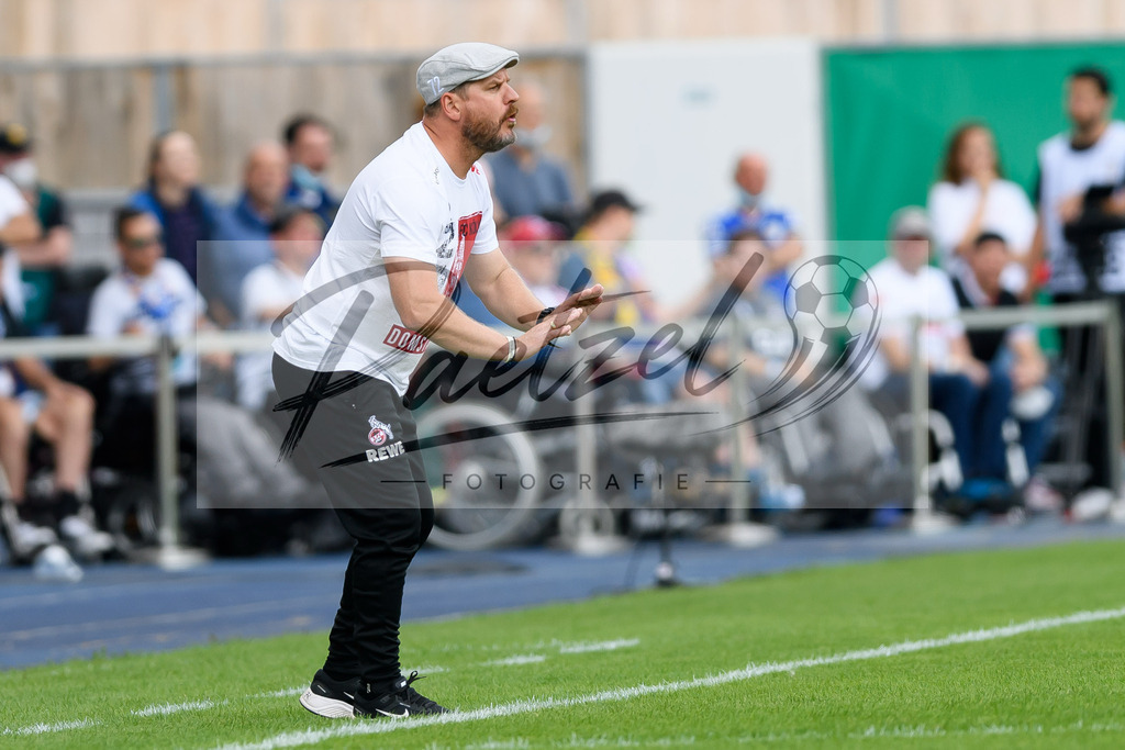 JENKOE20210808_127 | Fussball, Herren: Trainer Steffen Baumgart (1. FC Koeln) gestikuliert beim Spiel der 1. Runde im DFB-Pokal zwischen FC Carl Zeiss Jena und 1. FC Koeln im Ernst-Abbe-Sportfeld am 08.08.2021 in Jena, Deutschland.DFB / DFL REGULATIONS PROHIBIT ANY USE OF PHOTOGRAPHS AS IMAGE SEQUENCES AND/OR QUASI-VIDEO. - Realisiert mit Pictrs.com