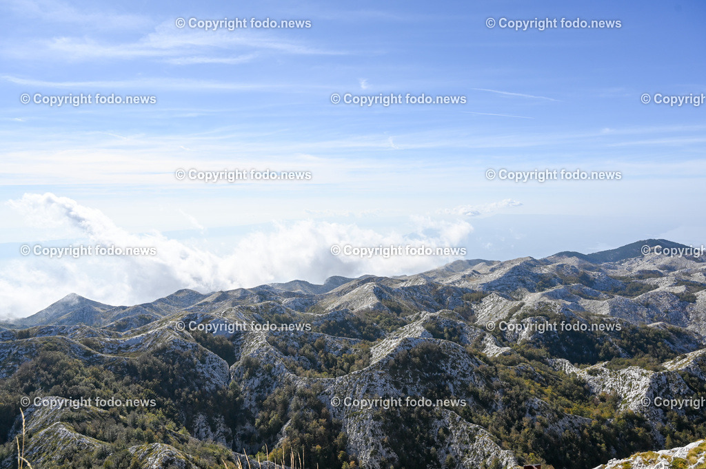 Kroatien_ Biokovo Naturpark_ 13.10.2023-24 | 13.10.2023, Kroatien, HRV, Naturpark Biokovo im Bild Naturpark Biokovo, Skywalk, Sv. Jure, St. George

Der Park erstreckt sich über eine Flaeche von 19.550 Hektar und umfasst einen circa 30 km langen und bis zu 7 km breiten, sich in nordwestlich-suedoestlicher Richtung erstreckenden Teil des Biokovo-Gebirges von Dubci bis nach Gornja Igrane. Er umfasst das Teilgebiete der Staedte Makarska und Vrgorac sowie der Gemeinden Baška Voda, Brela, Podgora, Šestanovac, Tučepi, Zadvarje und Zagvozd. Der Park liegt auf einer Hoehe von 200 bis 1762 m. i. J.; der Sveti Jure (Heiliger Georg) als hoechster Berg des Parks ist zugleich der zweithoechste Gipfel in Kroatien.
Quelle: Wikipedia