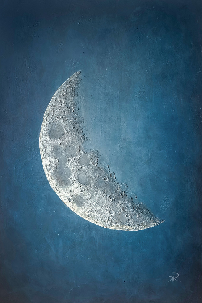 Thinning Light | Der Mond hat mich schon immer begleitet. Seine Stille, seine Präsenz, dieses leise Licht, das nichts fordert und trotzdem alles sagt.In diesem Werk wollte ich genau diesen Moment festhalten – wenn die Nacht nicht dunkel wirkt, sondern weich. Wenn Licht nicht laut ist, sondern einfach da.Die Struktur lässt den Mond fast greifbar erscheinen. Ruhig, klar und dennoch voller Tiefe.Ein Bild für stille Gedanken, für Abende, an denen man nichts braucht ausser Licht.