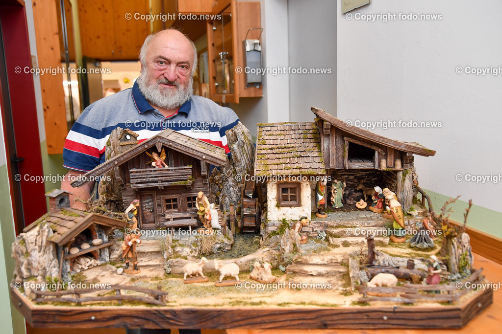 Krippenbauschule Geboltskirchen_ 15.11.2022-14 | 15.11.2022, Geboltskirchen, AUT, Krippenbauschule, im Bild Wolfgang Seiringer (Kripenbaumeister) mit einer fertigen Krippe