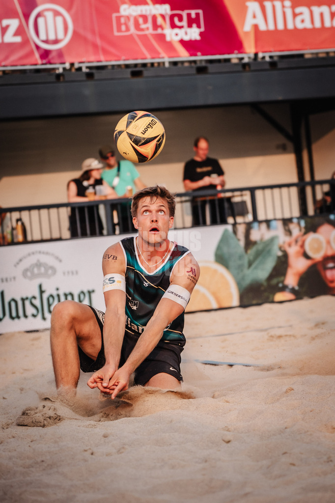 Beachvolleyball | Männer | Allianz German Beach Tour 2025 | Tourstop Hamburg | 31.05.2025 | Luis Kubo spielt den Ball