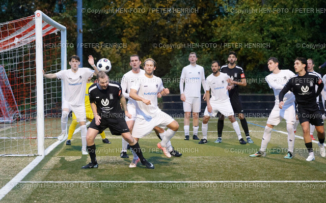 Darmstadt Derby | 02.11.2025 Fussball Männer Kreisoberliga Saison 2025 2026 Darmstädter TSG - Hellas Darmstadt li Antonii Josan (11 TSG) Nico Lampert (5 Hellas) (Foto: Peter Henrich) - Realisiert mit Pictrs.com