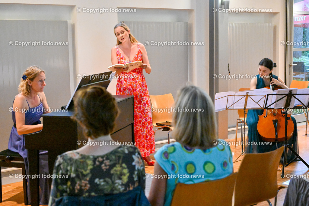 Beate Korntner_ Schauspielerin_ Saengerin_ 12.07.2023-11 | 12.07.2023, Linz, AUT, Konzert Beate Korntner, im Bild Beate Korntner (Schauspielerin, Saengerin, Sopran) mit ihren Musiker Kolleginnen Martina Haselgruber (Klavier) und Qianqian Feng-Schuetz (Violoncello) 