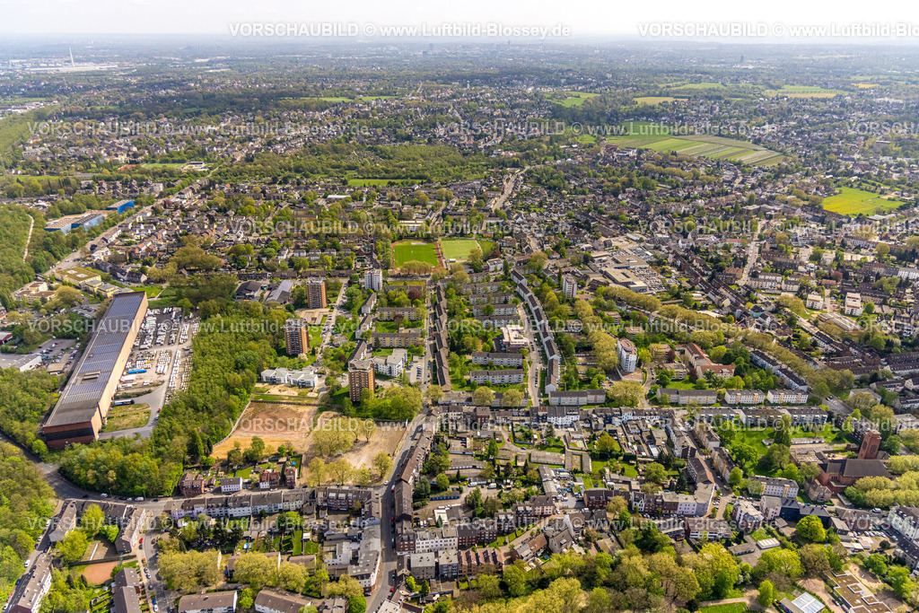 Oberhausen240401144 | Luftbild, Knappenviertel mit großer Baustelle an der Knappenstraße, Hochhäuser und Mehrfamlien-Reihenhäuser an den Straßen Alte Heid, Königsberger Straße, Uhlandstraße, Körnerstraße und Knappenstraße, Mehrgenerationenhaus Bürgerzentrum Alte Heid, Fritz-Collet-Fußballstadion des SC 1920 Oberhausen e.V., links das Firmengelände S + R Schweiß- und Rohrleitungstechnik GmbH, Bermensfeld, Oberhausen, Ruhrgebiet, Nordrhein-Westfalen, Deutschland