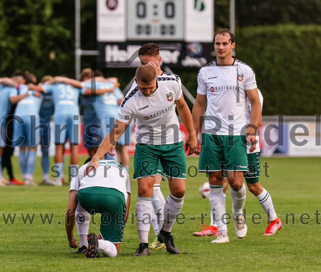 2023-07-28_011_FC_Schwaig_gegen_TSV_1860_Rosenheim | Oberding, Deutschland, 28.07.2023:
Fußball, Landesliga Südost 2023 / 2024, 3. Spieltag, FC Schwaig gegen TSV 1860 Rosenheim, Endergebnis: 1:1

Daniel Fichtlscherer (FC Schwaig, #22), Nils Wölken (FC Schwaig, #8), Markus Straßer (FC Schwaig, #11)

Foto: Christian Riedel / fotografie-riedel.net