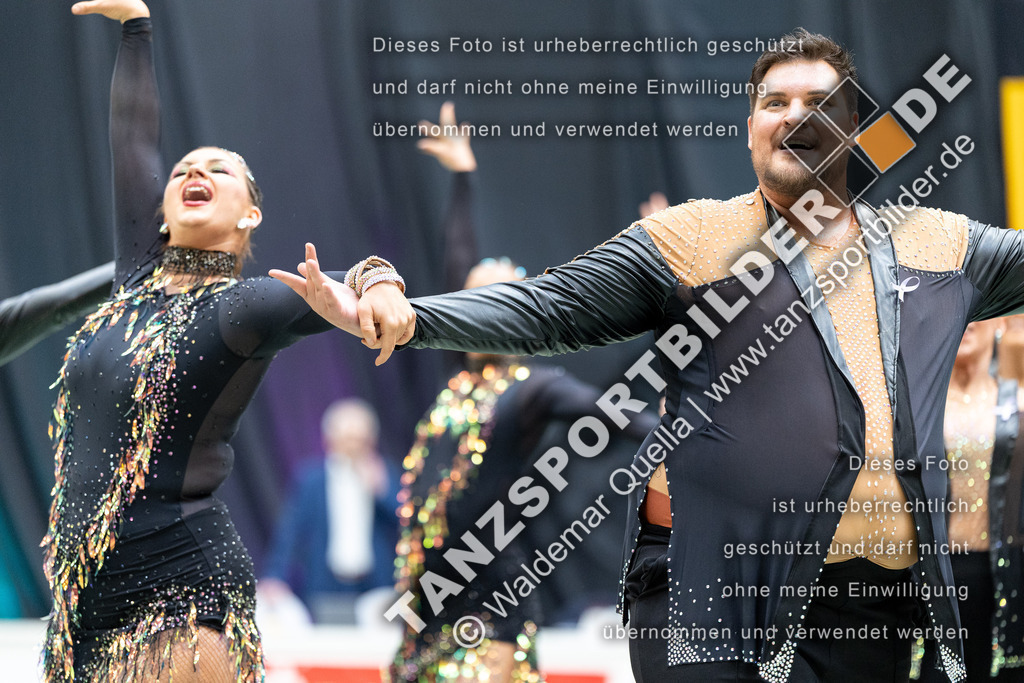 20240323-00568 | Hier finden Sie Tanz Bilder vom Latein und Standard Formationen tanzen. Sportbilder vom Tanzsport. Schöne Fotos und von Weltmeisterschaft, Europameisterschaft, Bundesliga, Regionalliga, Oberliga und Landesliga sowie von GOC Stuttgart, DanceComp, WM Bremen