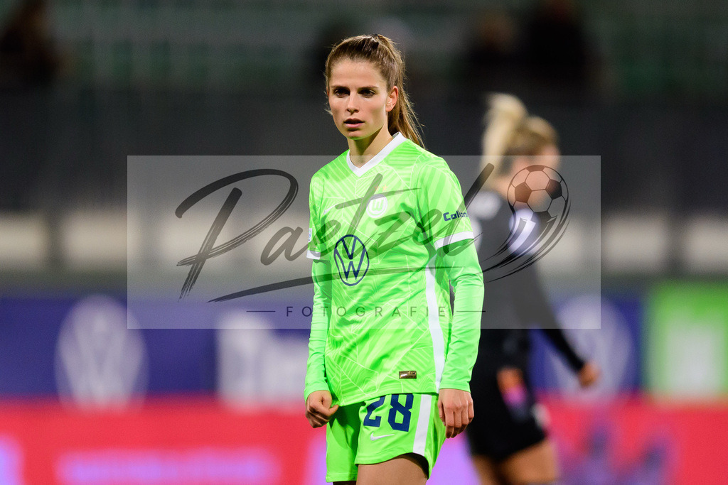 WOBJUV20211118_104 | Fussball, Frauen: Tabea Wassmuth (VfL Wolfsburg) schaut bei dem Spiel der UEFA Women´s Champions League zwischen VfL Wolfsburg und Juventus Turin im AOK-Stadion am 18.11.2021 in Wolfsburg, Deutschland. - Realisiert mit Pictrs.com