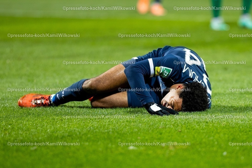 xKWIx23112501011 | 23.11.2025, xkwix, Fußball, Regionalliga West, VfL Bochum 1848 U21 - FC Gütersloh, Vonovia Ruhrstadion: Verletzter Jonathan Akaegbobi (VfL Bochum U21 #24) 