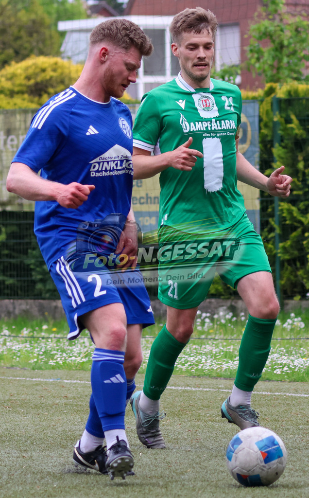 Bünder SV - SV Enger-Westerenger, | Auf dem Bild zu sehen: grün Bünder SV: Timo Westerbeck ; blau SV Enger-Westerenger: Kieren Forward Bünder SV, SV Enger-Westerenger, Saison 25/26, Kreisliga A, Bünde, Deutschland - Realisiert mit Pictrs.com