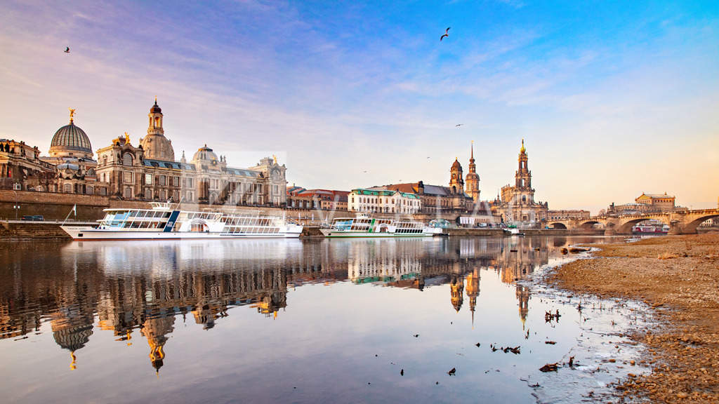 Panorama-Dresden-Altstadt-Dampfer-FOCO4038 | Wandbild Blick auf die Altstadtsilhouette mit der Frauenkirche, Hofkirche und Semperoper. - Realisiert mit Pictrs.com