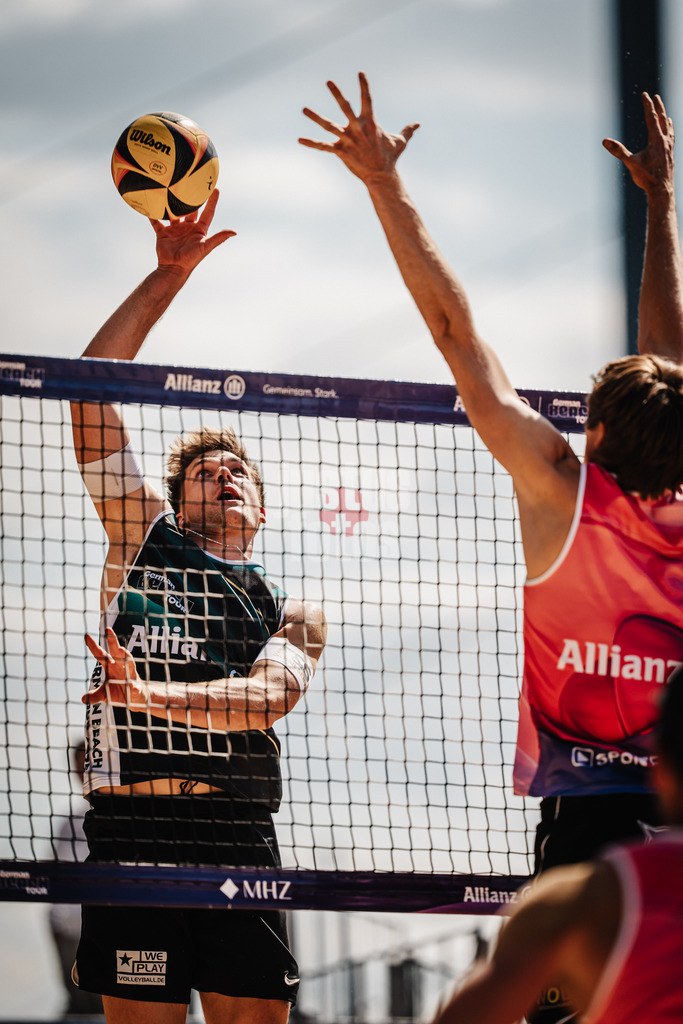 Beachvolleyball | Männer | Allianz German Beach Tour 2025 | Tourstop Düsseldorf | 08.05.2025 | Luis Kubo beim Angriff