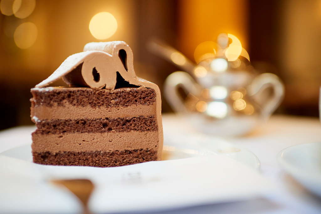 Demel K. u. K. Hofzuckerbäcker | Wien, Austria - August 09, 2017: Demel K. u. K. Hofzuckerbäcker; Anna Torte und Melange im Salon. - Realisiert mit Pictrs.com
