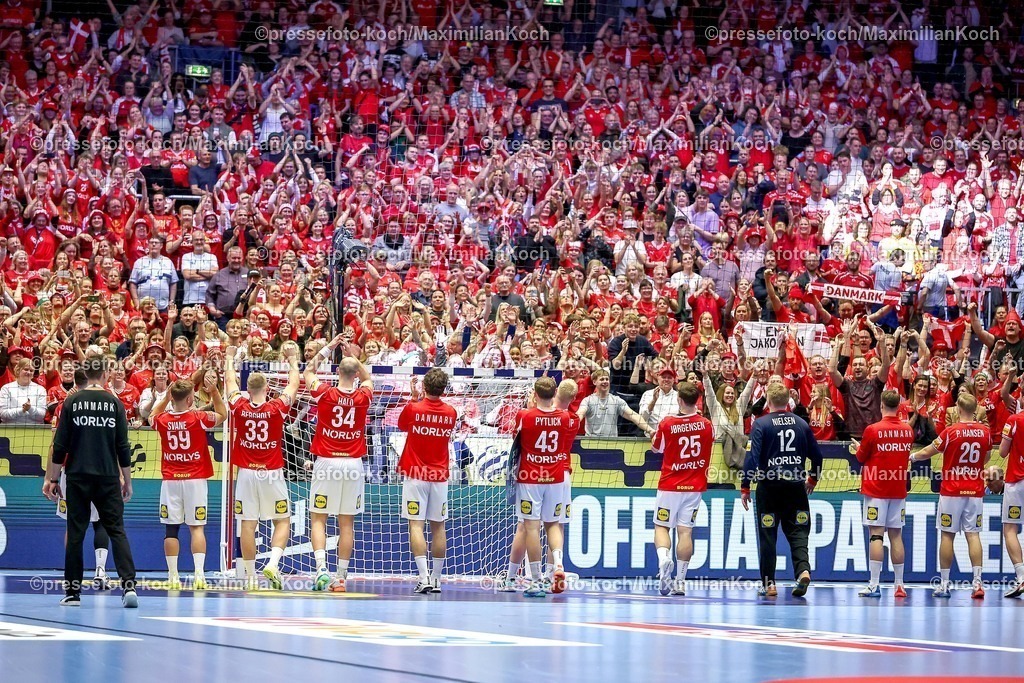 EHF16012602100 | 16.01.2026, Handball, Men's EHF EURO 2026, Dänemark - Nordmazedonien, Jyske Bank Boxen in Herning, Dänemark, Preliminary Round: Abschlussjubel nach dem Sieg der Dänen gegen Nordmazedonien. Jubel richtung  Zuschauertribüne Zuschauer Besucher Feature Rote Wand Voll Innenansicht