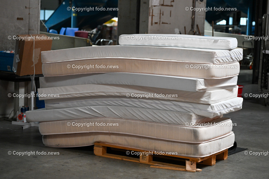 PVZ_ Postverteilerzentrum Linz_ Asylunterkunft_ 21.03.2023-22 | 21.03.20123, Postcity, PVZ, AUT, Postverteilerzentrum Linz, Asylunterkunft, im Bild Rotes Kreuz, Asylunterkunft wird geraeumt, Lager, Schlafstelle, Halle