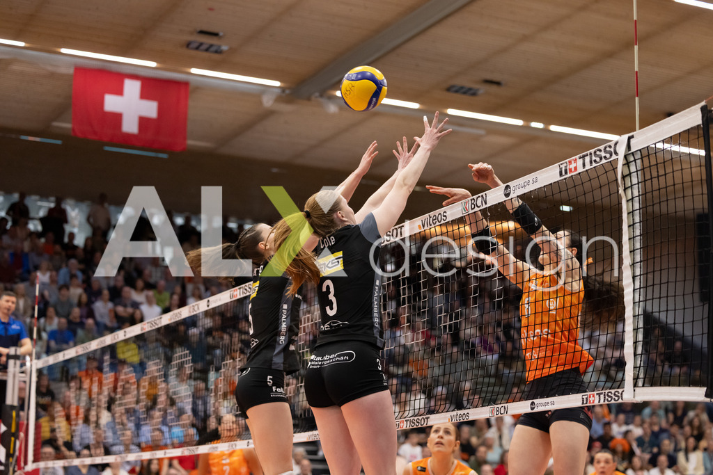 Volleyball I Frauen I Saison 2025-2026 I Volleyball NLA | Women I  Playoffs Finals 1/5 I viteos NUC - VC Kanti Schaffhausen I 06.04.2026 | 5 Wanda Herzog (CH) (VC Kanti Schaffhausen) - Mitte im Doppelblock mit 3 Sydney Cole (USA) (VC Kanti Schaffhausen) – Pass / Zuspiel - Realisiert mit Pictrs.com
