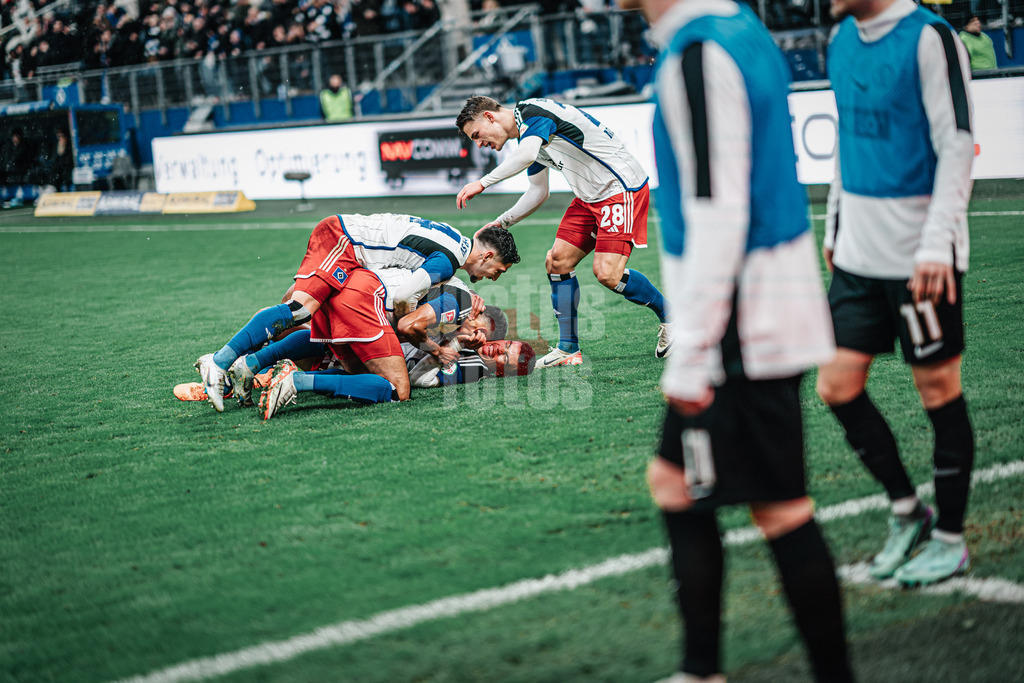 Fußball | Männer | Saison 2023/2024 | 2. Fußball-Bundesliga | 23. Spieltag | Hamburger SV vs. SV 07 Elversberg | 25.02.2024 | Ransford Königsdörffer (#11, HSV) schießt das 1:0 Tor und wird von seinen Mitspielern bejubelt