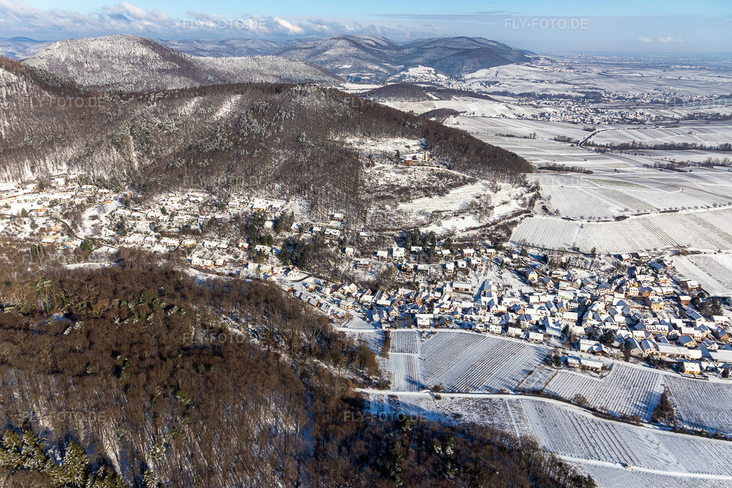 Luftbild: Winterluftbild im Schnee in Leinsweiler im Bundesland Rheinland-Pfalz in Deutschland. Foto: IMG_124462.jpg vom 11.02.2021 durch Werner Riehm/FLY-FOTO.de