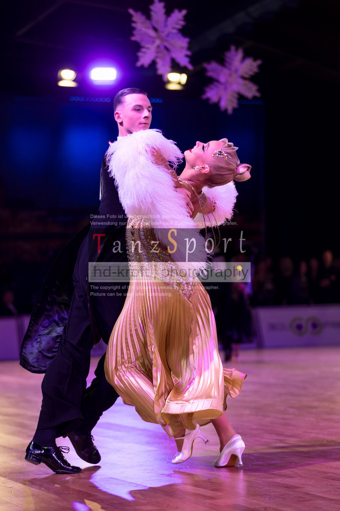 20241215_WDSF_Int_Open_Std-Riga-9012 | Tanzsportbilder, Standardtanz, Lateintanz, WDSF, DTV, LTVB, dancecomp, goc, hessen tanzt, blaues band der spree, walzer, tango, wiener walzer, slowfox, quickstepp, samba, rumba, cha-cha-cha, paso doble. jive, hd-kroft photography, turniertanzsport