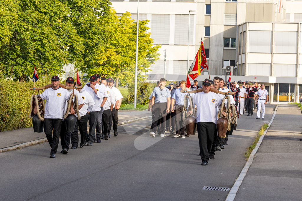 ESAF2025_Empfang_8147 | Die Schwinger des Schwyzer Kantonalen Schwingerverbandes: Fotos, die Dynamik und Leidenschaft festhalten, sowie emotionale Momente aus dem traditionellen Schwingsport zeigen. - Realisiert mit Pictrs.com