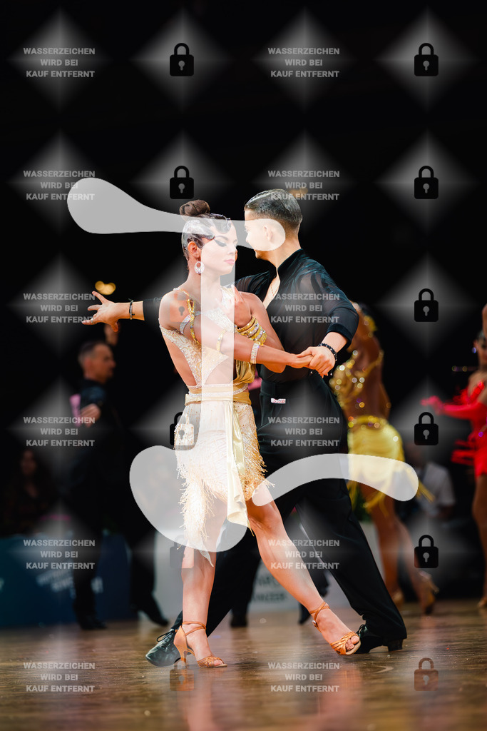 GOC 2025 - WDSF GrandSlam Latin 140th (27) Dennis Deiloff _ Sabrina Deiloff (Germany)-2025-08-23-1427 | Webshop for digital downloads and prints of dance sport, event & show photographer Julian Link - Realisiert mit Pictrs.com