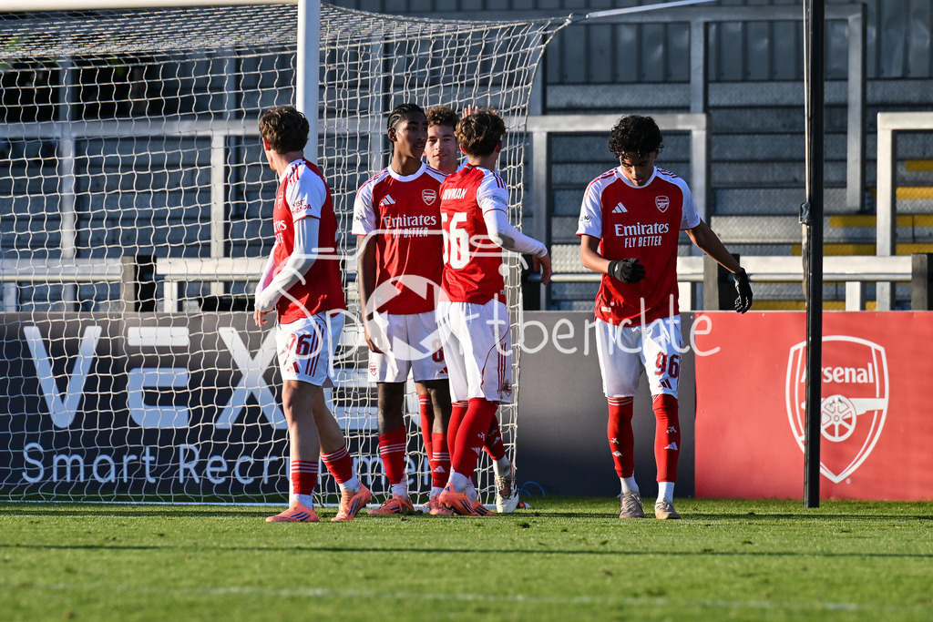 Arsenal London U19 - FC Bayern München U19 | BOREHAMWOOD, ENGLAND - 26. NOVEMBER: Jubel der Engländer nach dem Treffer zum 3-1 durch  Ceadach O`Neill (Arsenal FC U19 76) Tor / Torschuetze / Freude / Happy / beim Ligaspiel zwischen der U19 von Arsenal London und der U19 des FC Bayern München am 5. Spieltag der UEFA Youth League im Meadow Park am 26.11.2025