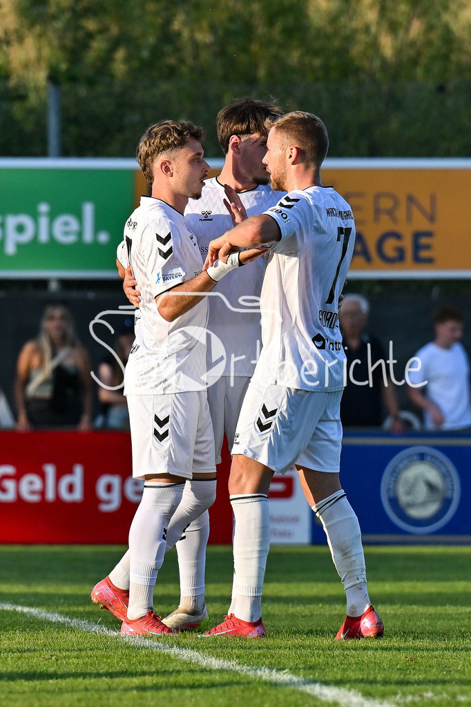 FC Pipinsried - SV Wacker Burghausen | Jubel nach dem Treffer zum 0-3 durch Denis ADE (SV Wacker Burghausen 32) / Tor / Torschuetze / Freude / Happy / Landespokal Bayern: FC Pipinsried - SV Wacker Burghausen; Küchenstadel-Arena am 26.08.2025