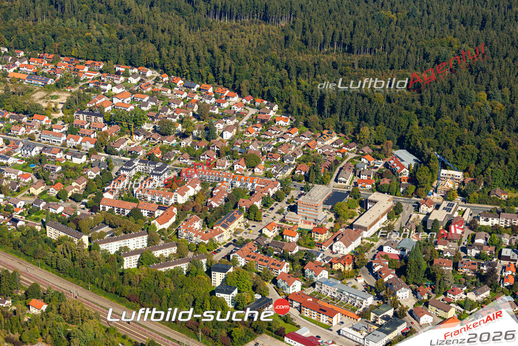 Das Luftbild der Stadt Kirchseeon wurde 2021 vom Flugzeug heraus erstellt (keine Drohne) Aufnahmehöhe ca.450 Meter- hohe Bildauflösung und Druck-Qualität garantiert!
