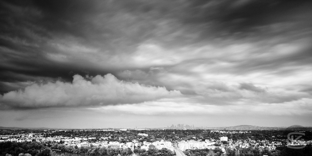 Gewittersturm über Paris 2007 – Dramatische Schwarzweiß-Stadtansicht von Saint-Germain | Dramatische Schwarzweiß-Fotografie von Paris unter bedrohlichem Gewitterhimmel. Aufgenommen 2007 von Saint-Germain mit spektakulären Wolkenformationen über der Stadt von Stefan Kuhn. - Realisiert mit Pictrs.com