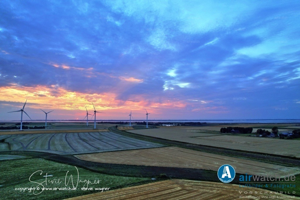 Windpark - Simonsberg | Entdecken Sie atemberaubende Luftbilder und Fotografien auf airwatch.de - Tauchen Sie ein in eine Welt voller faszinierender Aufnahmen aus der Vogelperspektive.