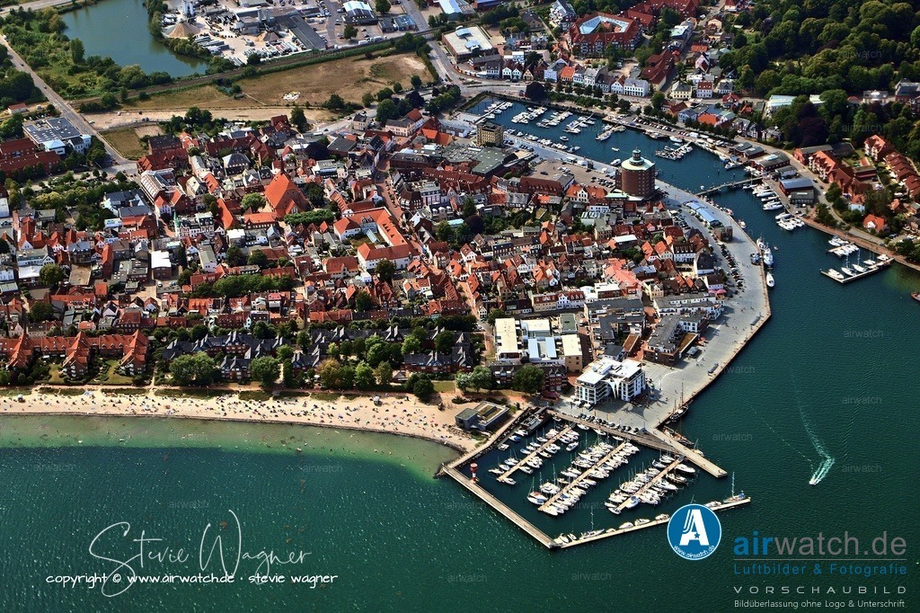 Luftbild Eckernförde - Der Fremdenverkehr begann 1831 mit der Gründung des Marie-Louisen-Bades in Borby | Der Fremdenverkehr begann 1831 mit der Gründung des Marie-Louisen-Bades in Borby, das als ältestes Seebad der Nordmark gilt. Die Entwicklung des Ostseebades Eckernförde am Südstrand erfolgte 1922. Die Fischerei und Räucherindustrie waren bis zum Ende des 19. Jahrhunderts dominierende Wirtschaftsfaktoren, wobei etwa ein Drittel der Einwohner von der Fischerei lebte.