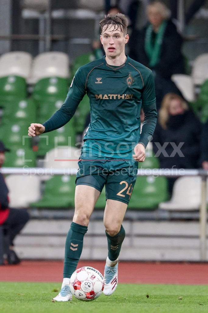 Fussball, Regionalliga Nord, SV Werder Bremen II - FSV Schöningen | Dominik Kasper (SV Werder Bremen II, 24) am Ball, Freisteller, Einzelbild, Ganzkörper, Aktion, Action, Spielszene