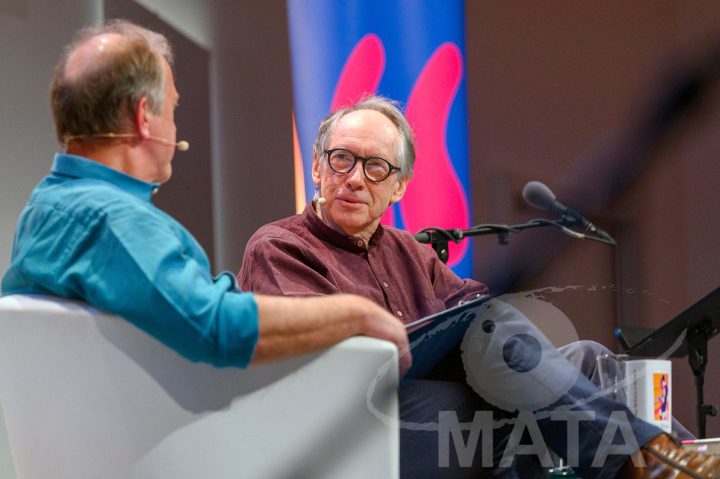 _DWA4901 | Ian McEwan bei der lit.Cologne 2023 Veranstaltung 'Ian McEwan. Ein Jahrhundertschriftsteller gibt Auskunft' in der Flora Köln.. Köln, 07.03.2023 - Realisiert mit Pictrs.com
