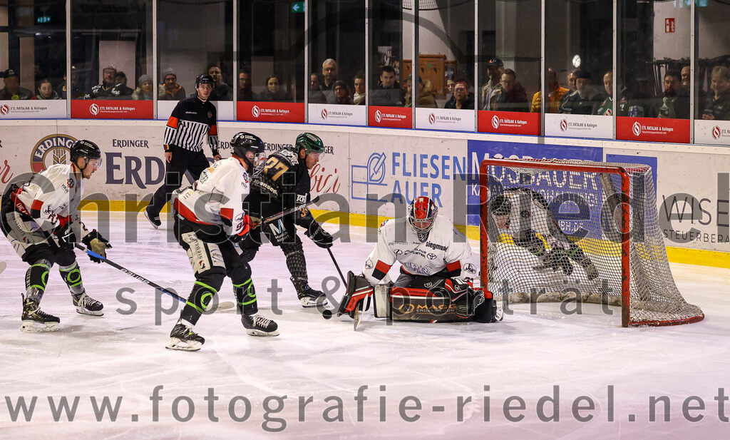 2024-03-15_066_TSV_Erding_gegen_EHC_Koenigsbrunn | Erding, Deutschland, 15.03.2024:
Eishockey, Bayernliga Playoffs 2023 / 2024, 3. Spieltag, TSV Erding gegen EHC Königsbrunn, Endergebnis: 3:4 n. V.

Thomas Matheson (Erding Gladiators, #37), Torwart Stefan Vajs (EHC Königsbrunn, #32)

Foto: Christian Riedel / fotografie-riedel.net