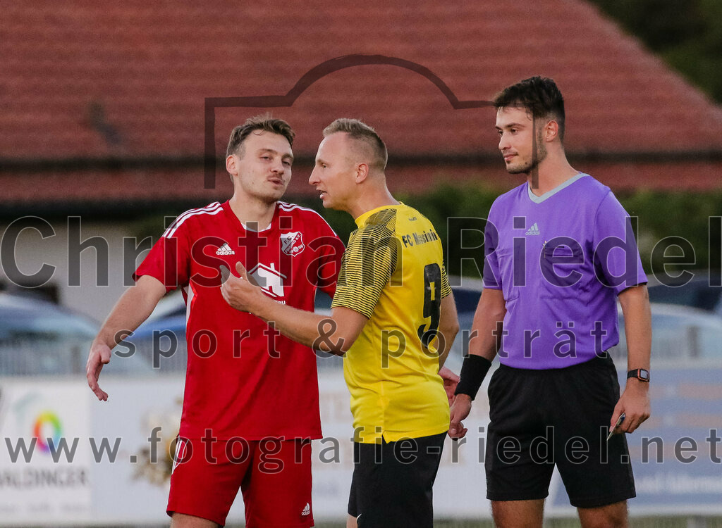 2023-09-07_063_FC_Finsing_gegen_FC_Moosinning_II | Finsing, Deutschland, 07.09.2023:
Fußball, Kreisliga 2023 / 2024, 8. Spieltag, FC Finsing gegen FC Moosinning II, Endergebnis: 3:0

Patrick Forchhammer (FC Finsing, #13), Manuel Gröber (FC Moosinning, #9), Schiedsrichter Noar Aliu

Foto: Christian Riedel / fotografie-riedel.net