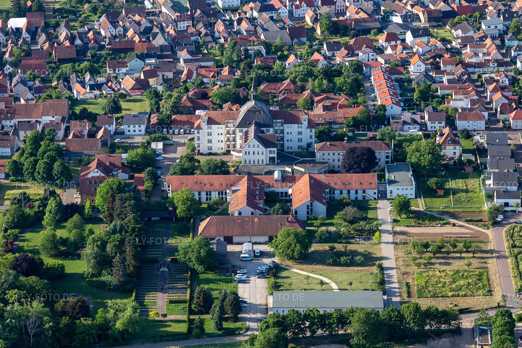 Luftbild: St. Paulus Stift Herxheim in Herxheim bei Landau im Bundesland Rheinland-Pfalz in Deutschland. Foto: IMG_132315.jpg vom 03.06.2022 durch Werner Riehm/FLY-FOTO.deSt. Paulus Stift Herxheim » St. Paulus Stift Herxheim