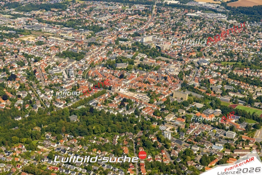 Neue Luftbildaufnahme der Stadt Detmold - Das Luftbild wurde 2025 vom UL-Flugzeug heraus erstellt ( keine Drohnenaufnahme ) - Hochauflösende Luftaufnahme - für Wandbilder und großformatige Ausdrucke geeignet. Das besondere Geschenk!Hier alle&nbsp;Infos zur Lizenzierung der LuftaufnahmeWir fliegen auch dieses Jahr wieder in Ihre Region um Luftbilder zu erstellen.- Luftbild anfragen