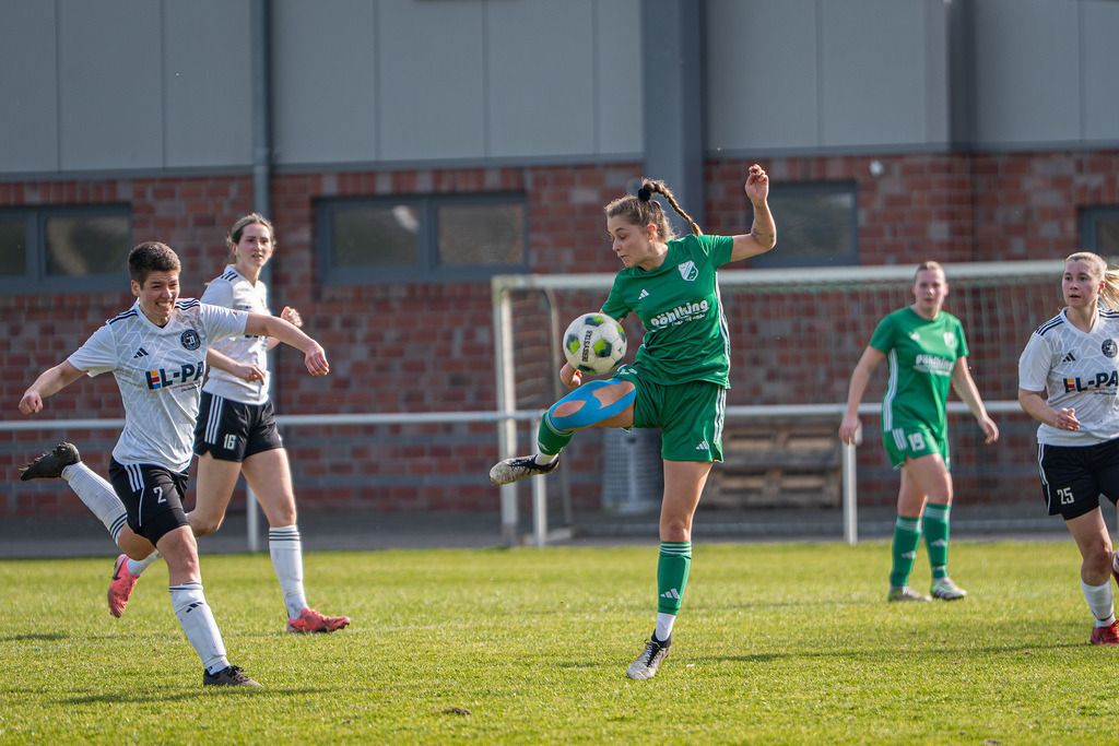 Fußball I Frauen I Saison 2025-2026 I Oberliga Niedersachsen I 15. Spieltag I TuS Lutten - FC Jesteburg-Bendestorf I 6564 | jns.sportfotos - Realisiert mit Pictrs.com