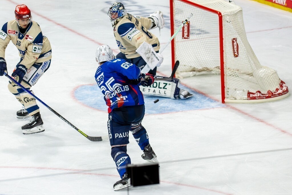 20.09.2024, DEL, Deutsche Eishockey Liga Saison 2024/25, 1. Spieltag: Adler Mannheim gegen Schwenninger Wild Wings. Bild: Tor zum 4:1 für die Adler durch Neuzugang Marc Michaelis | 20.09.2024, DEL, Deutsche Eishockey Liga Saison 2024/25, 1. Spieltag: Adler Mannheim gegen Schwenninger Wild Wings. Bild: Tor zum 4:1 für die Adler durch Neuzugang Marc Michaelis - Realisiert mit Pictrs.com