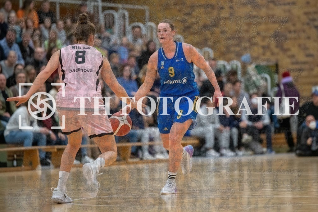 GER, Eisvoegel USC Freiburg - Alba Berlin, Basketball, Toyota Damen Basketball Bundesliga, 6. Spieltag, Saison 2022/2023, 12.11.2022 | Am Ball Laina Snyder (Alba Berlin Frauen, #09). Vor ihr Luisa Nufer (USC Eisvoegel Freiburg, #08)

GER, Eisvoegel USC Freiburg - Alba Berlin, Basketball, Toyota Damen Basketball Bundesliga, 6. Spieltag, Saison 2022/2023, 12.11.2022

Foto: THF Sport/Thomas Heß